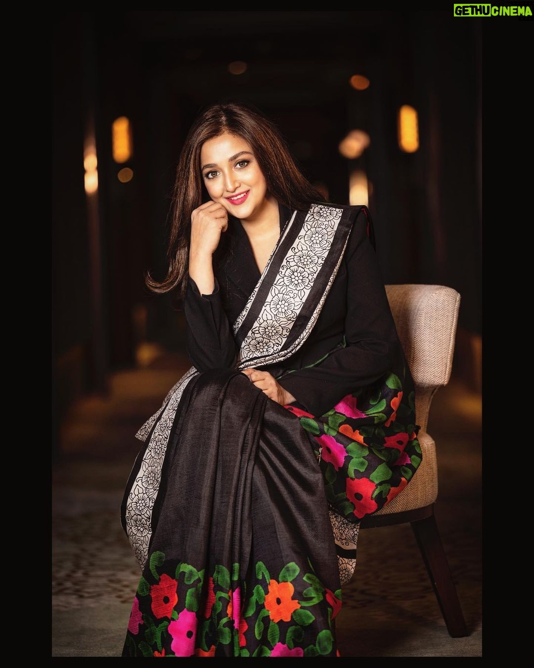 Monali Thakur Instagram - Womanhood.. a beautiful thing πΈπ€.. despite all the imbalance in the world.. so lucky to be a woman n feel the strength.. . . #monalithakur #monali #indian #ethnicwear #sisterhood #beautiful #saree #bandhabithestore #photoshoot #calm #control