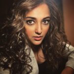 Monali Thakur Instagram - 🖤🤎 . . #monalithakur #monali #look #curls #liner #melikes #ganster #mind #indian #shootdiaries . . Hair by @reenaduttahairstylist Makeup by @monalithakur03