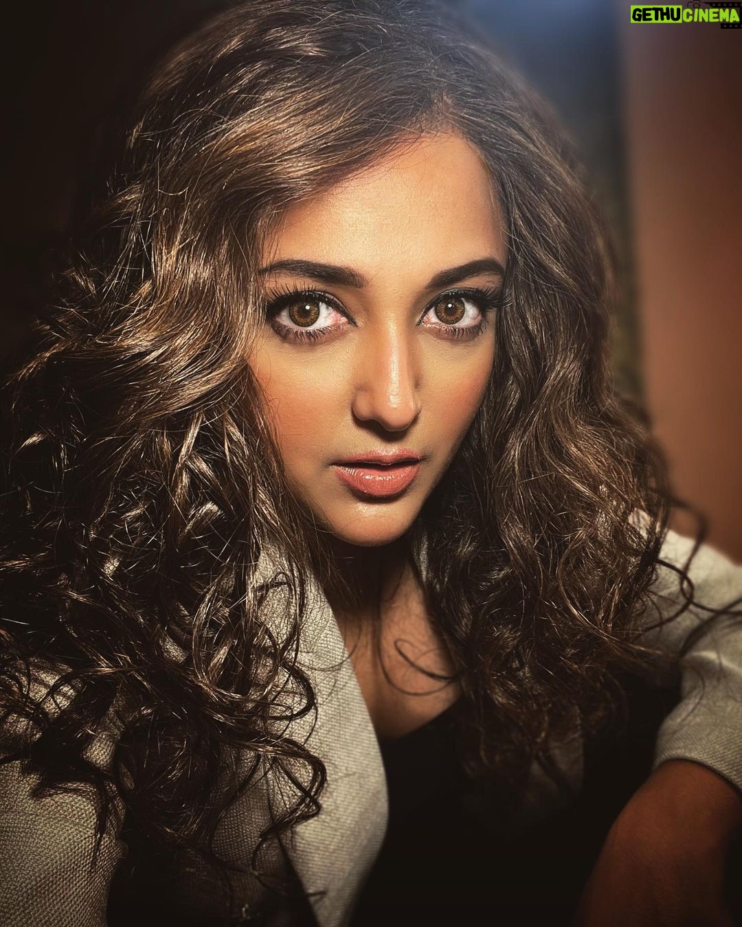 Monali Thakur Instagram - 🖤🤎 . . #monalithakur #monali #look #curls #liner #melikes #ganster #mind #indian #shootdiaries . . Hair by @reenaduttahairstylist Makeup by @monalithakur03