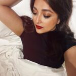 Monali Thakur Instagram - Sinkin in..!🤍.. . . #monali #monalithakur #post #photoshoot #chill #glam #fun #feelingood #livinglife #tripping #highonlife #lovemywork 💖