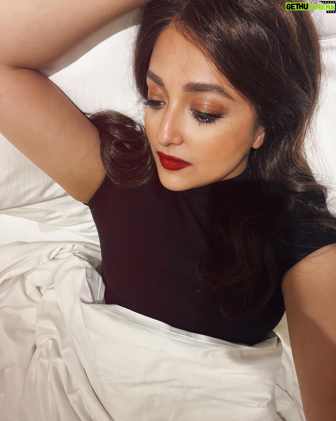 Monali Thakur Instagram - Sinkin in..!🤍.. . . #monali #monalithakur #post #photoshoot #chill #glam #fun #feelingood #livinglife #tripping #highonlife #lovemywork 💖