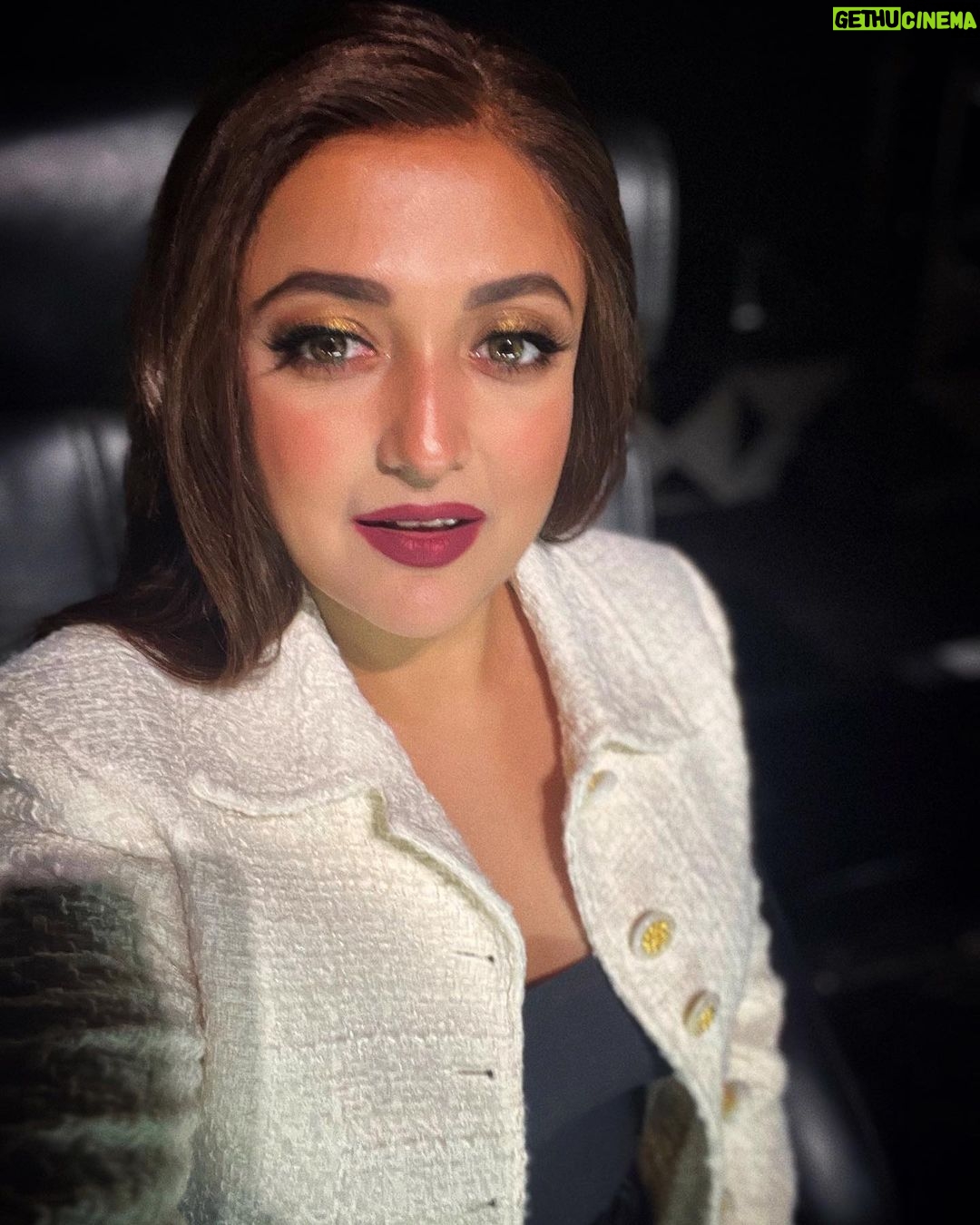 Monali Thakur Instagram - 🤍 . . #monalithakur #monali #look #me #likes #shooting #music #lights #sound #realityshow #wethair #chic Hair by - @reenaduttahairstylist Makeup by - me 🥰 and @monalidey_