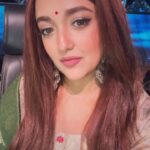 Monali Thakur Instagram - #shooting #realityshow #indiandiaries #work #musically #monali #monalithakur #colourful #indian #avatar . @disneyplushotstar . . Hair by - @reenaduttahairstylist . Makeup by - Myself and @monalidey_