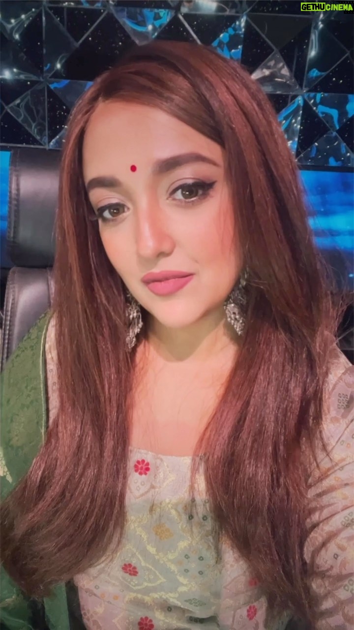 Monali Thakur Instagram - #shooting #realityshow #indiandiaries #work #musically #monali #monalithakur #colourful #indian #avatar . @disneyplushotstar . . Hair by - @reenaduttahairstylist . Makeup by - Myself and @monalidey_