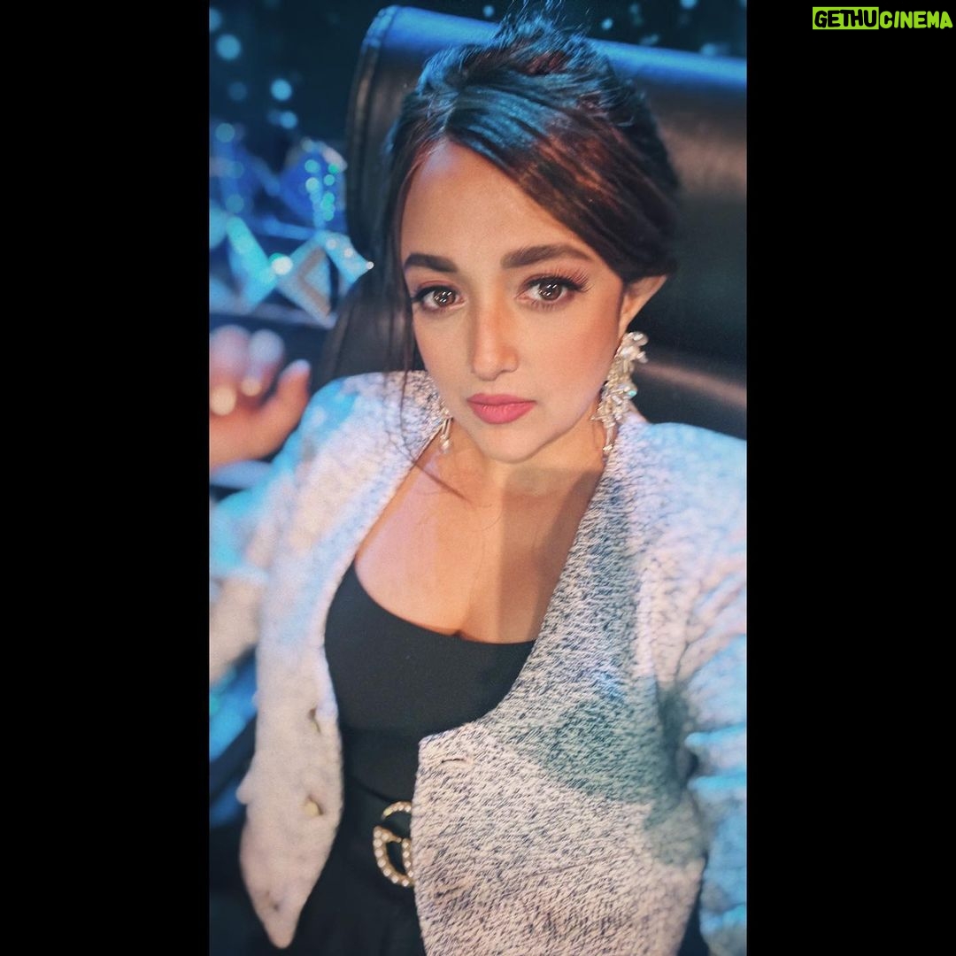 Monali Thakur Instagram - Relaxed.. 🤍🌸.. . . #monalithakur #monali #onset #shoot #indiadiaries #reality #television @disneyplushotstar Hair by - @reenaduttahairstylist Makeup - me and @monalidey_
