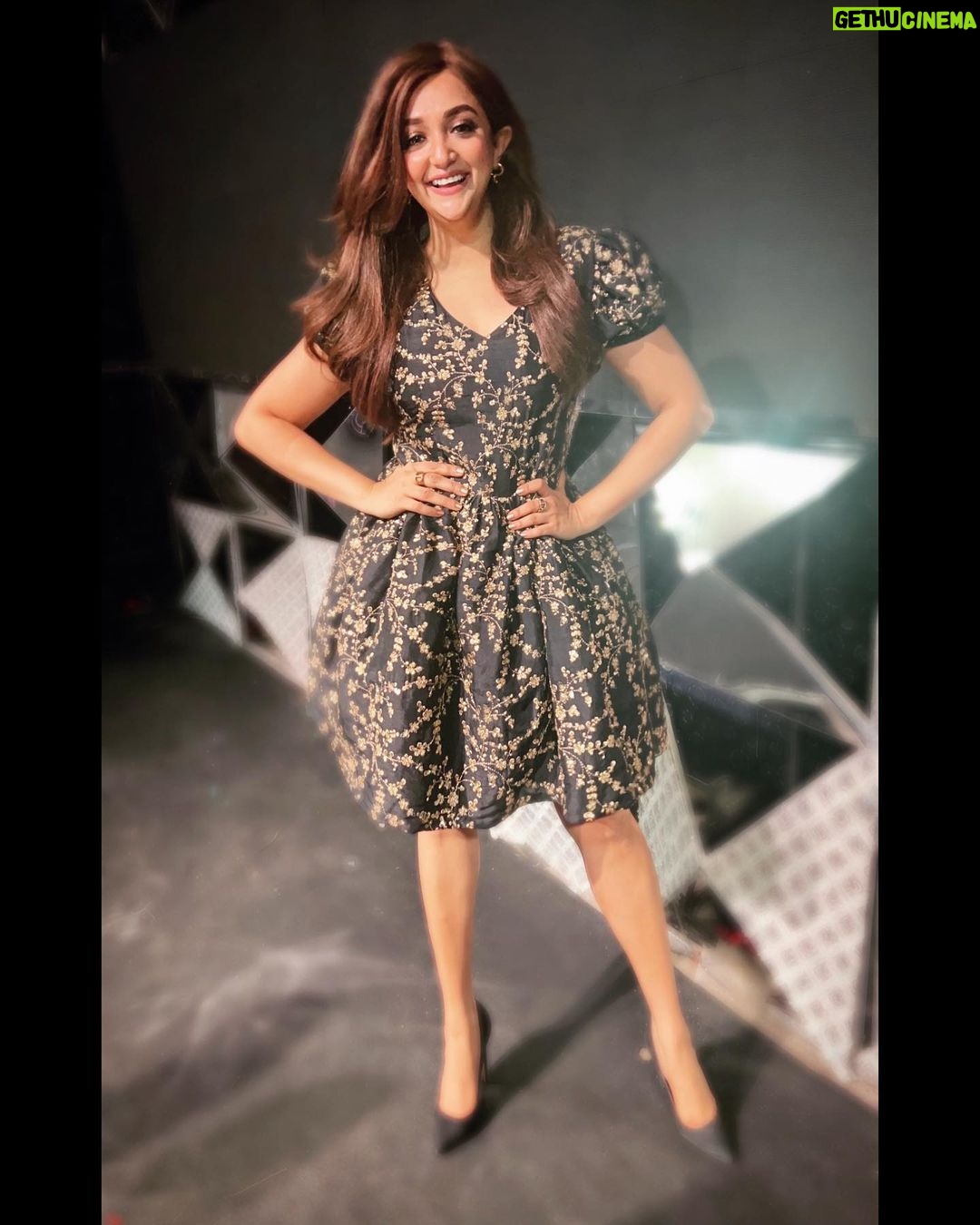 Monali Thakur Instagram - Can always give a smile to the world.. How much can that cost..🤍.. . . #monali #monalithakur #shoot #throwback #lastmonth #indiadiaries #music #happy #weekend #all