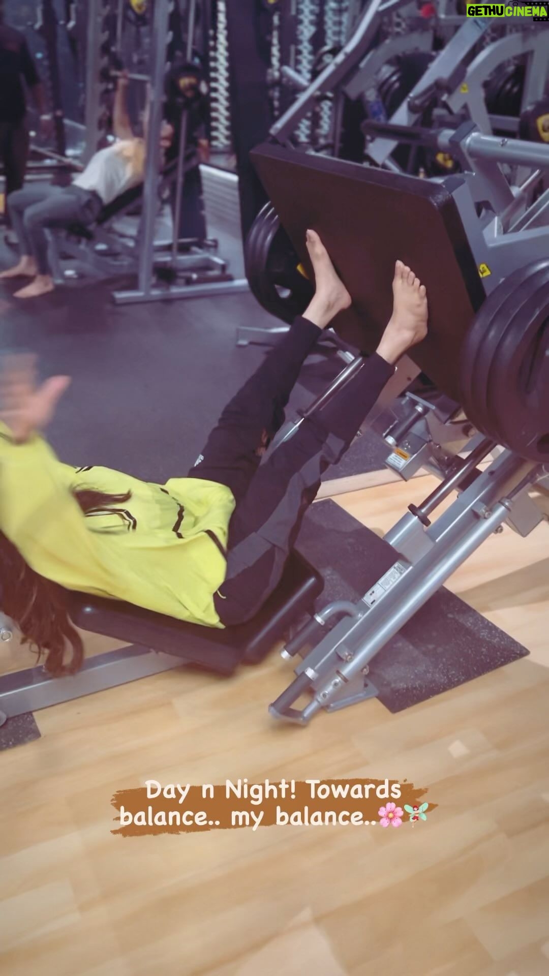 Monali Thakur Instagram - Blood Circulation thatβs all..πΈππ§π»ββοΈπ€.. . . #monali #monalithakur #workout #reel #mumbai #indiadiaries #focu