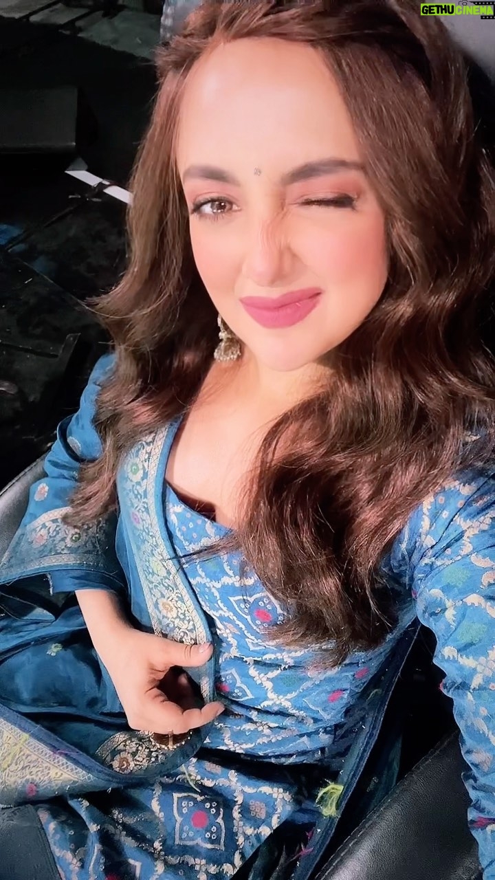 Monali Thakur Instagram - Wait a min! 😉🥰.. . . #monali #monalithakur #life #without #toxicity #real #functional #hardworking #good #souls #happy #energy #blessed #all #hearts