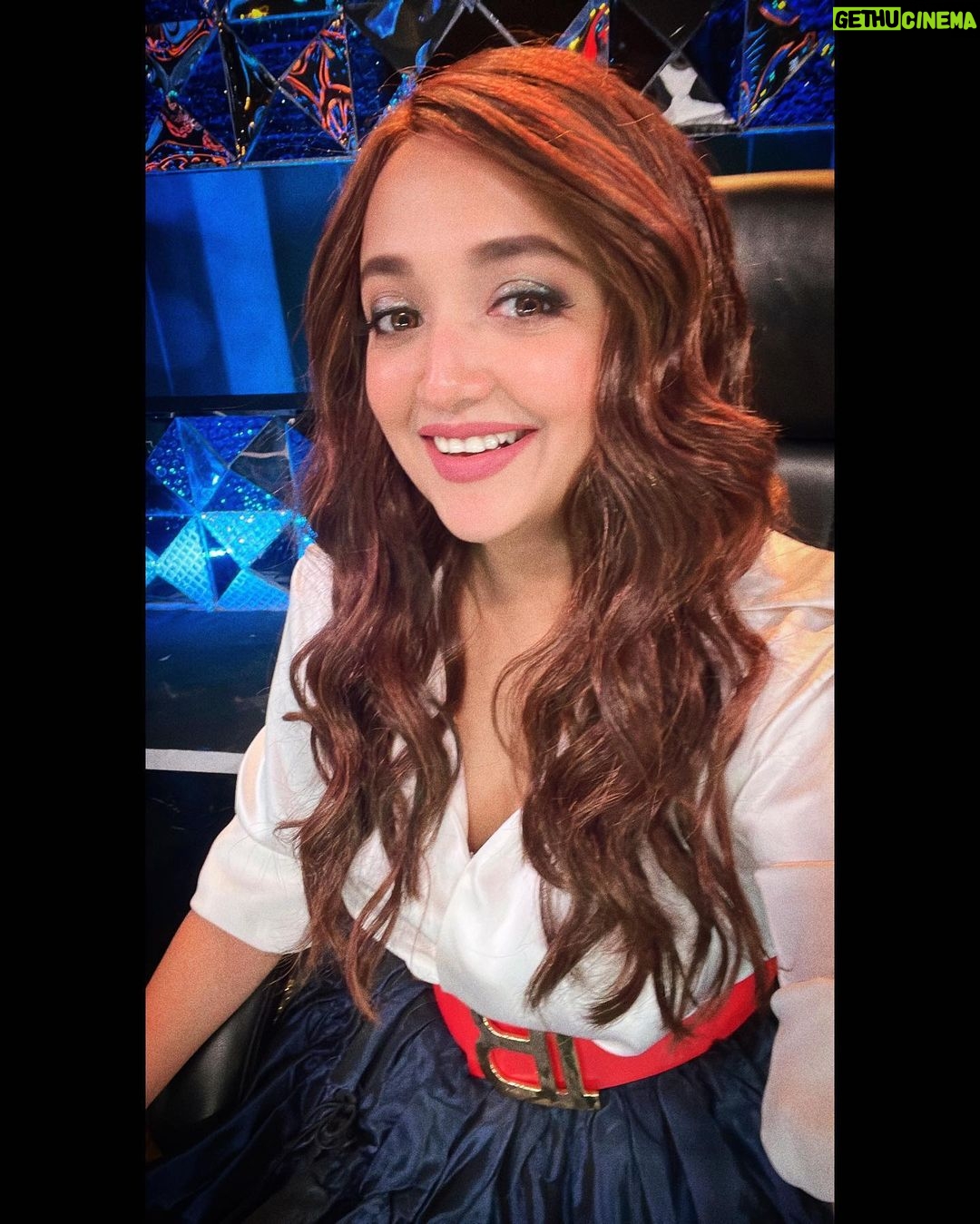 Monali Thakur Instagram - Smilin through it all! ππ . . Hair by @reenaduttahairstylist Makeup by @monalidey_ n me! #monali #monalithakur #shootdays #indiadiaries #miumiu #balmain #zara #happytobealive #gratitute #love #hello #people #newage #sundayvibes