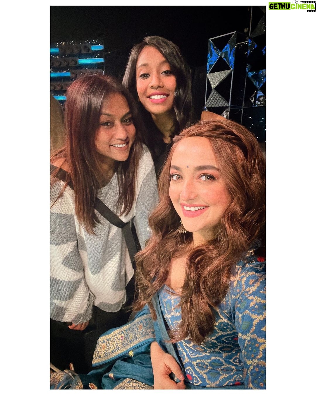 Monali Thakur Instagram - π€πΌπ₯°πΈπ§π»ββοΈβ¦ . . #monali #monalithakur #india #shootdiaries #indian #avatar #hairmakeup #team #ladies @reenaduttahairstylist @monalidey_