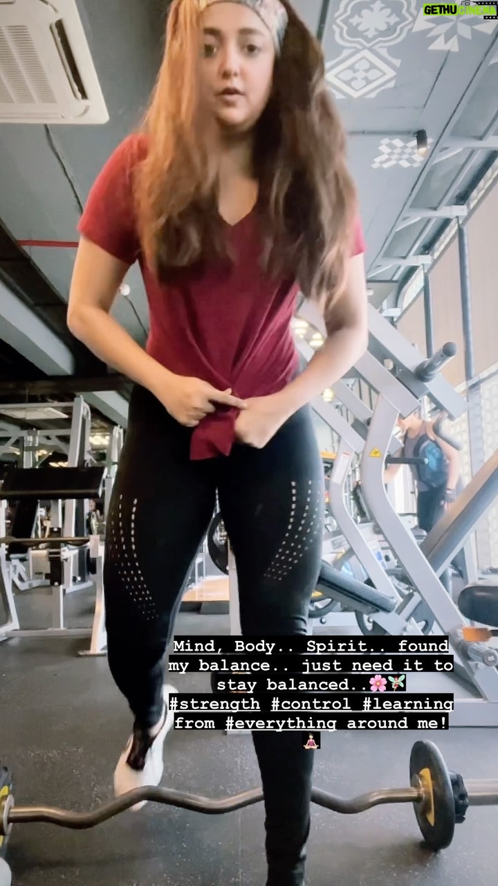 Monali Thakur Instagram - #monalithakur #monali #training #chest #shoulder #indiadiaries #workout #balancinglife #iamtheuniverse πΈπ§π»ββοΈ