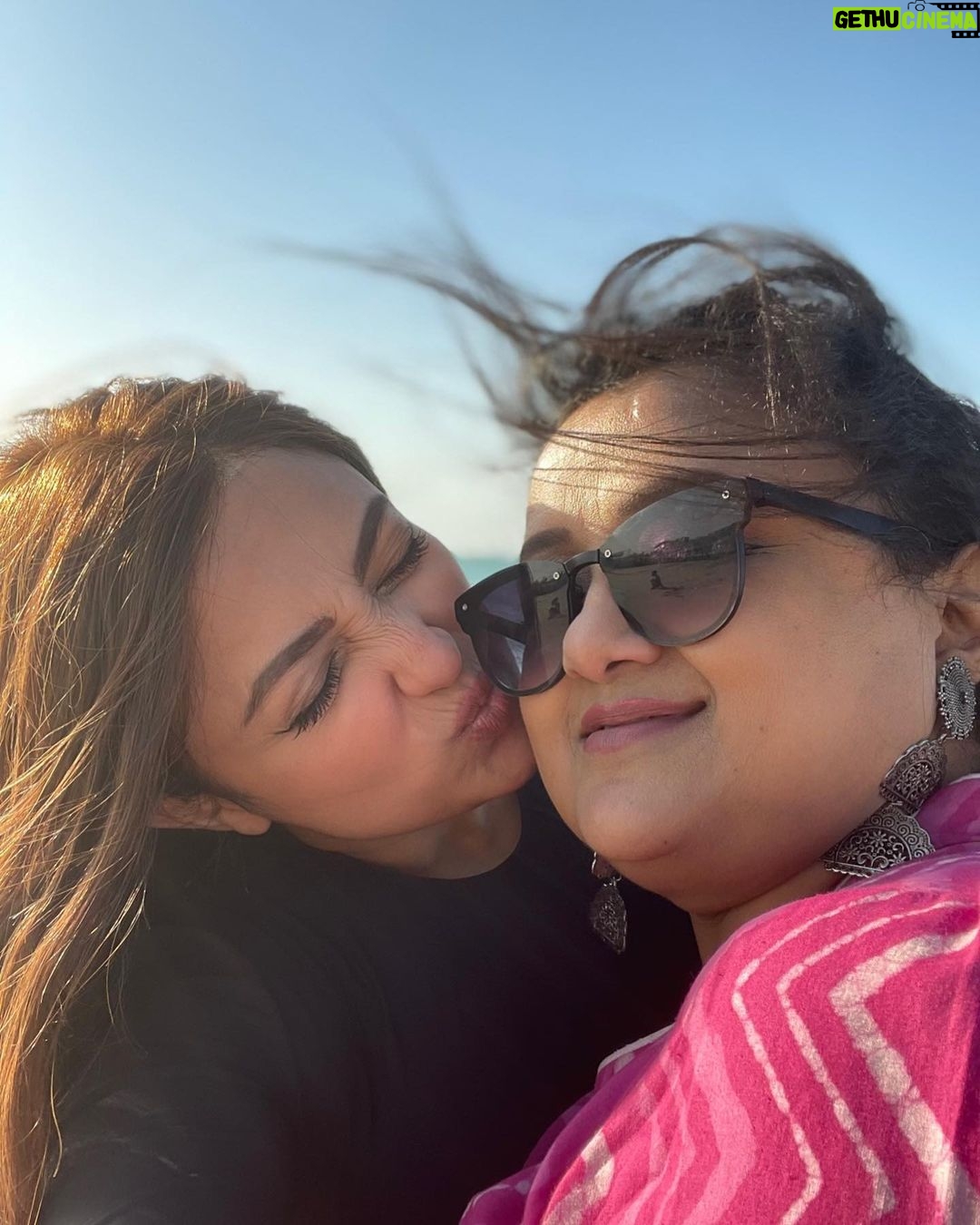 Monali Thakur Instagram - To my Maa ❤️ n the other Mom ❤️ (my sister) n to Daichi and Aki’s Mom 🧚🏻♀️.. Happy Mother’s Day! .. . . #monalithakur #monali #mothersday #powerful #beautiful #women #inmylife #iloveyou #family #love