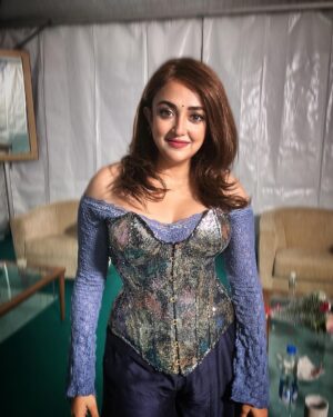 Monali Thakur Instagram - Green room moments! 🌺🌸♥️🤍🪔🧚🏻‍♀️💥✨🥰💥..
.
.
#monali #monalithakur #aboutlastnight #monalilive #diwali #celebrations #india #tour #diaries #love #always