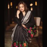 Monali Thakur Instagram - Womanhood.. a beautiful thing 🌸🤍.. despite all the imbalance in the world.. so lucky to be a woman n feel the strength.. . . #monalithakur #monali #indian #ethnicwear #sisterhood #beautiful #saree #bandhabithestore #photoshoot #calm #control