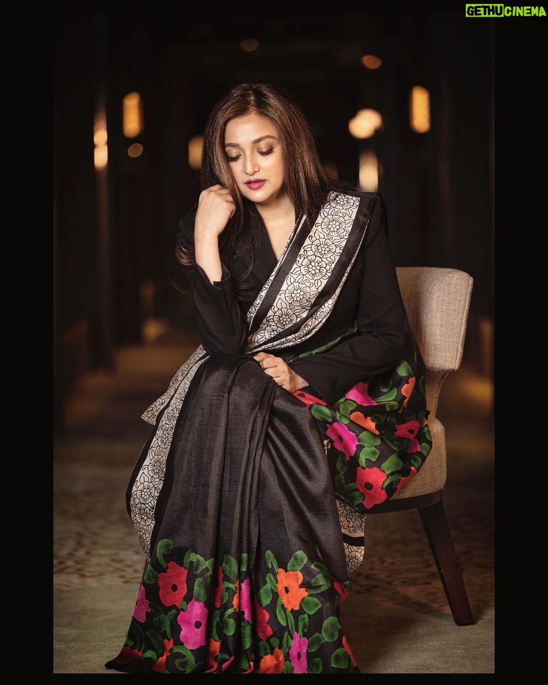 Monali Thakur Instagram - Womanhood.. a beautiful thing πΈπ€.. despite all the imbalance in the world.. so lucky to be a woman n feel the strength.. . . #monalithakur #monali #indian #ethnicwear #sisterhood #beautiful #saree #bandhabithestore #photoshoot #calm #control