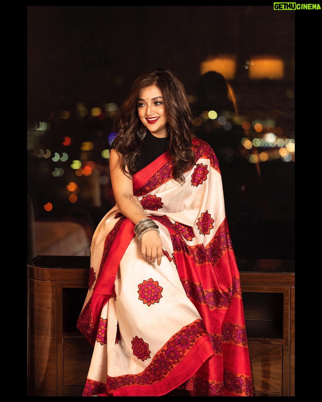 Monali Thakur Instagram - 🤍❤️… . . #monalithakur #monali @goswamithakurmehuli #indian #ethnicwear #colourful #rich #beautiful