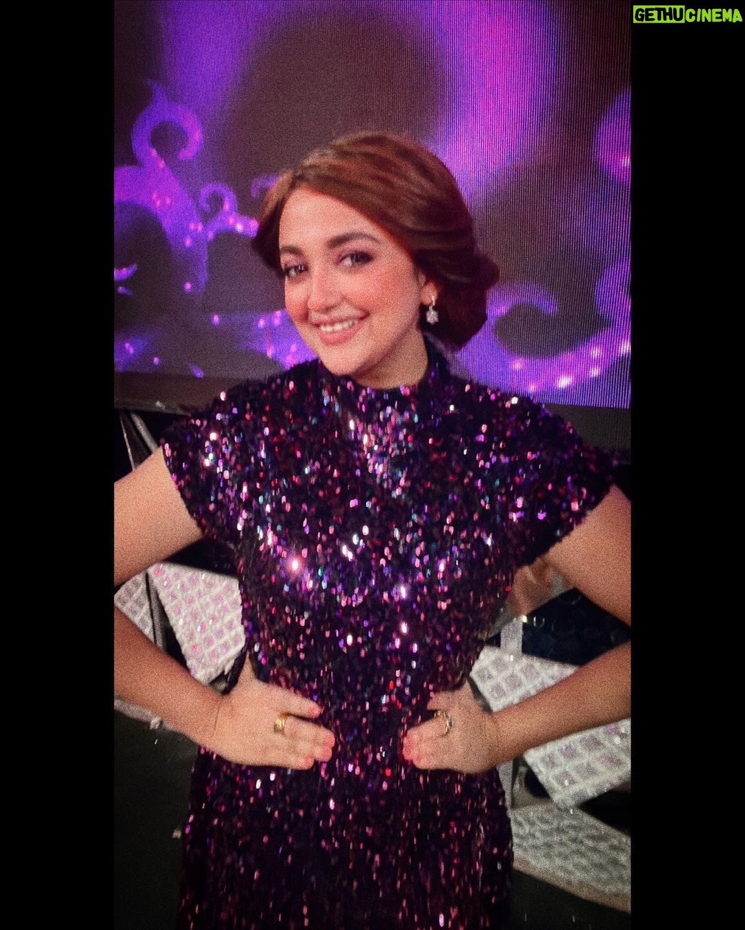 Monali Thakur Instagram - Namaste 🙏🏻💜🤗🫠.. . . #monali #monalithakur #glitter #glam #purple #shoot #indiadiaries #selfie #pose #time #lastweek
