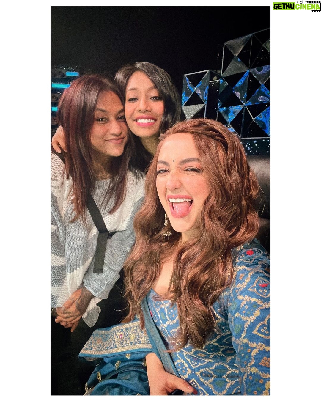 Monali Thakur Instagram - π€πΌπ₯°πΈπ§π»ββοΈβ¦ . . #monali #monalithakur #india #shootdiaries #indian #avatar #hairmakeup #team #ladies @reenaduttahairstylist @monalidey_