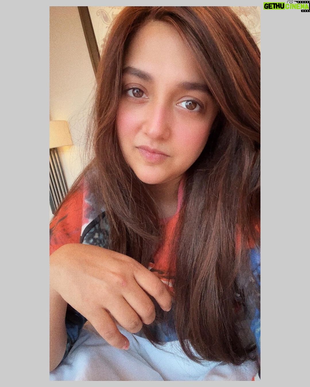 Monali Thakur Instagram - Sunday #workday … but still bored 😛😋.. . . #monali #monalithakur #nomakeup #workday #preworkout #nap #diverse #blessed #life #hello #everyone #readyformonday ?