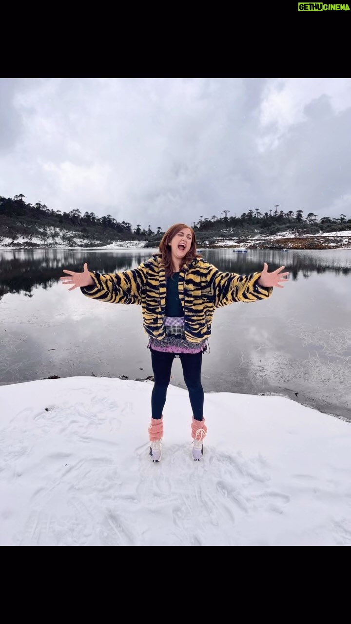 Monali Thakur Instagram - A tiny film on our tiny day trip before our performance tonight..π€πΈπ§π»ββοΈ.. . . #monali #monalithakur #monalilive #happinessfromwithin #blessed #energy we #workhardplayhard #talented #team #artists π€ #tawang #beautifulindia
