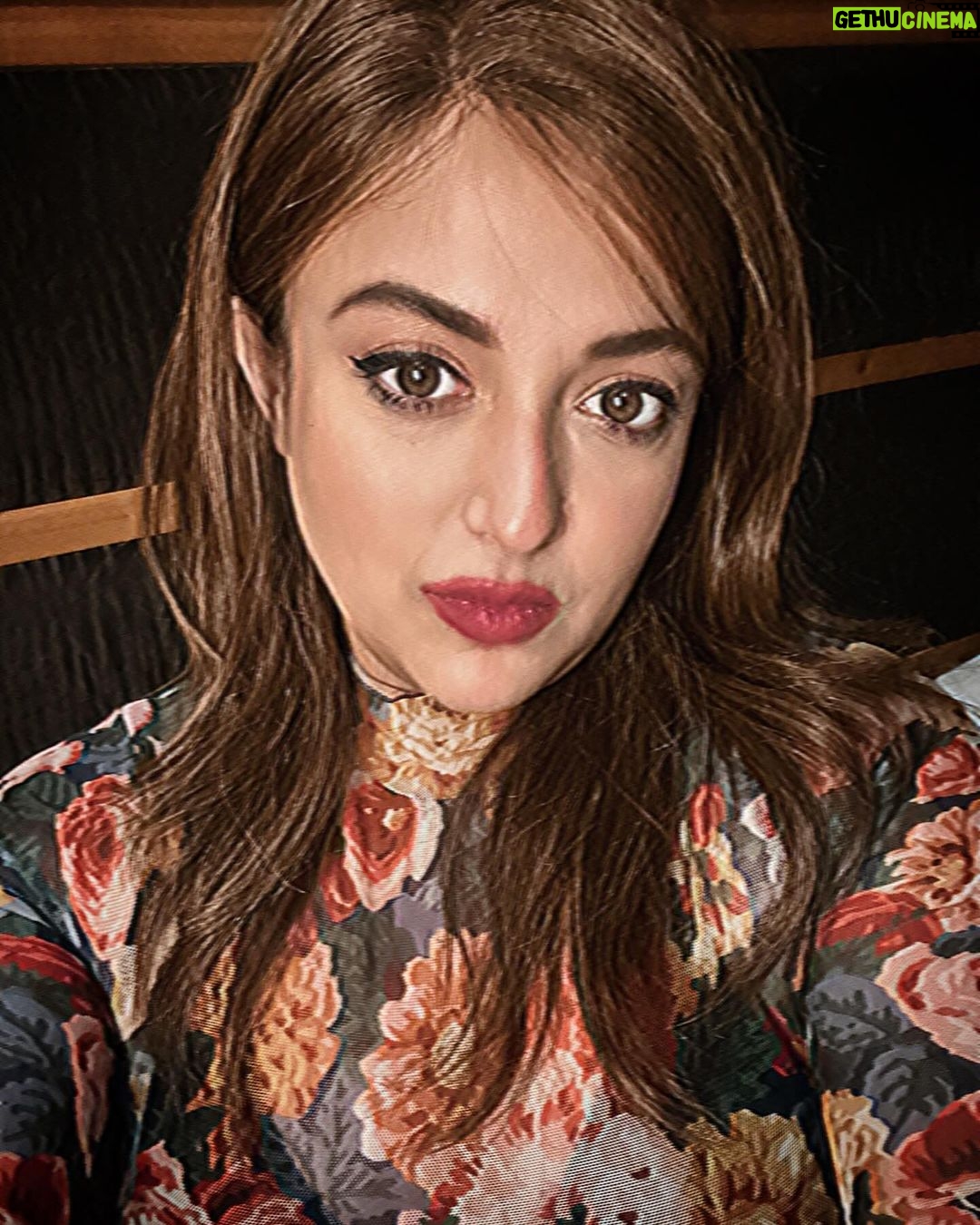 Monali Thakur Instagram - The world of vhs.. 📺 . . #monali #monalithakur #selfietime #indiapictures #owningit #livingit #hola