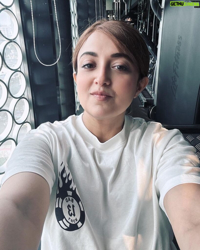 Monali Thakur Instagram - All feels good when a decent workout gets squeezed in, in between city/country hopping..🤍.. . . #monali #monalithakur #earlymorning #workout #backontrack #nomatterwhat #healthymind #healthylife