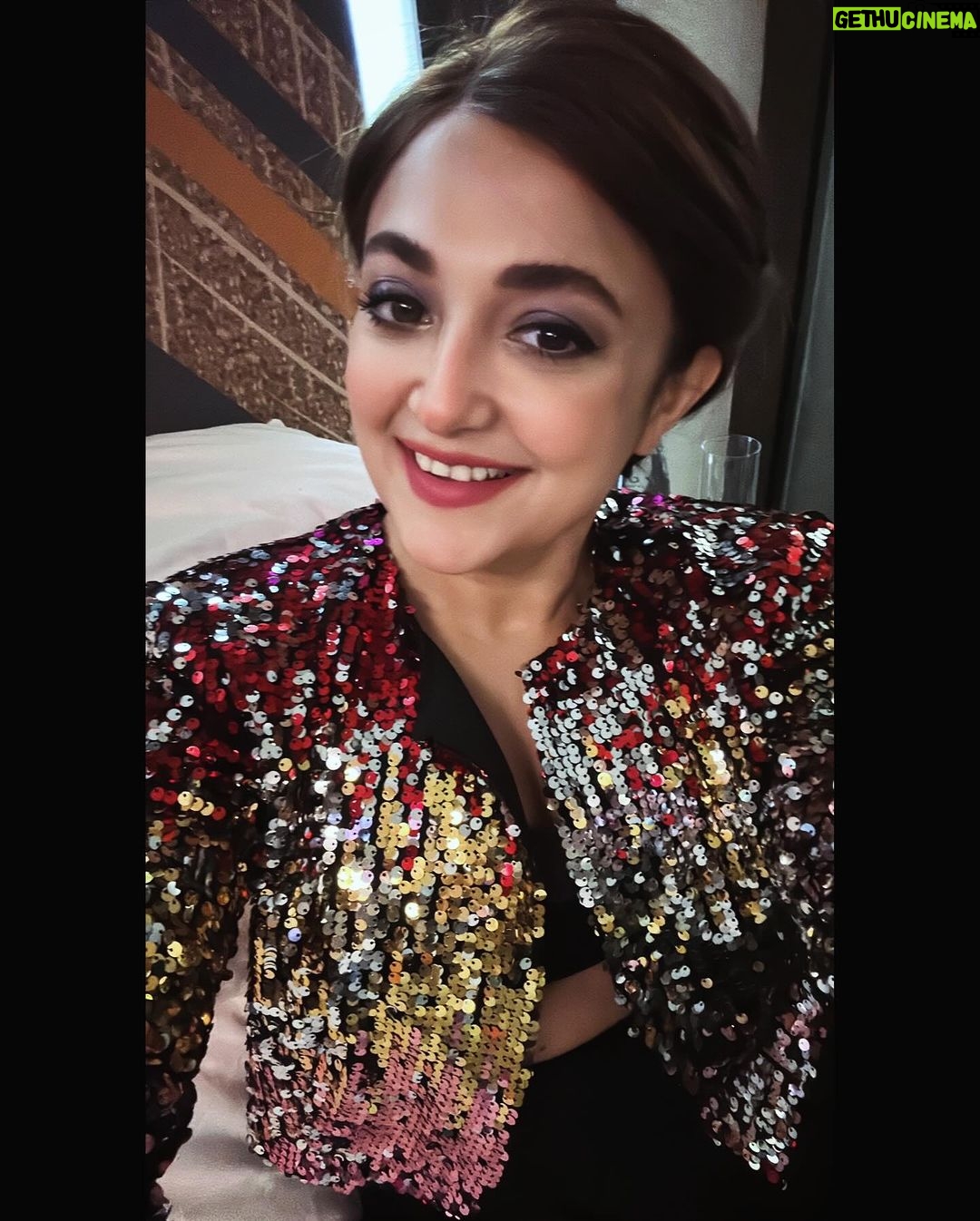 Monali Thakur Instagram - Cya all! π₯°πΈπ§π»ββοΈ.. . . #monali #monalithakur #monalilive #gig #indiadiaries #sequins #glam π§‘