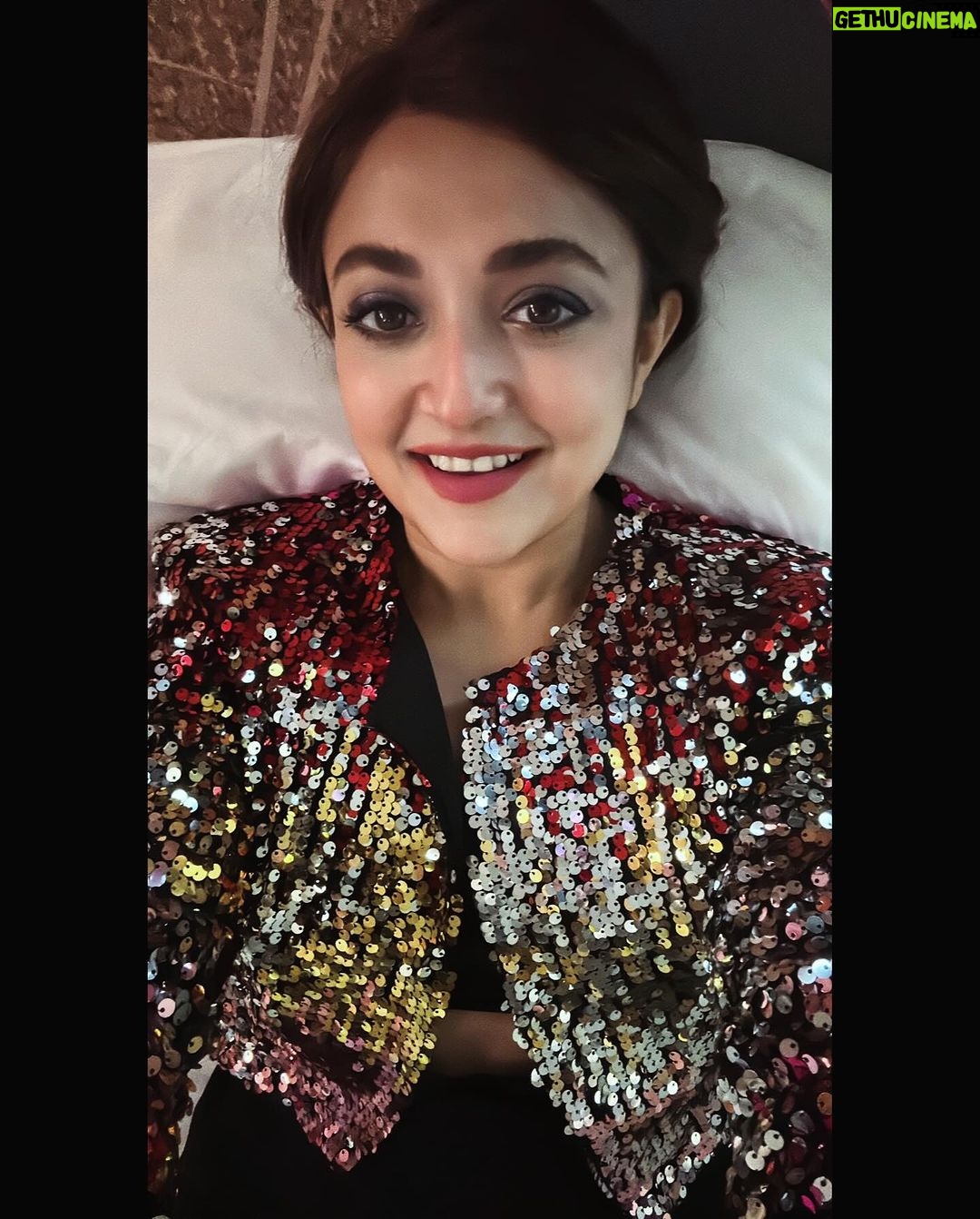 Monali Thakur Instagram - Cya all! π₯°πΈπ§π»ββοΈ.. . . #monali #monalithakur #monalilive #gig #indiadiaries #sequins #glam π§‘