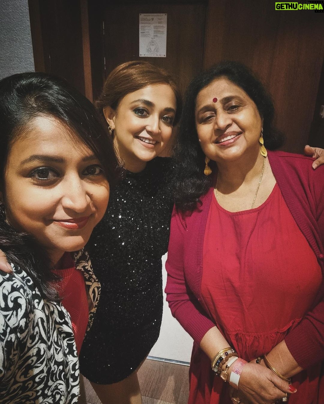 Monali Thakur Instagram - Celebrating a working NYE πππ₯³π₯°πΈπΎπ€π.. . . . #monali #monalithakur #newyearseve #2024 #kicked #excited #lookingforward #love #only . πΈ by @hrishidatar (first two)