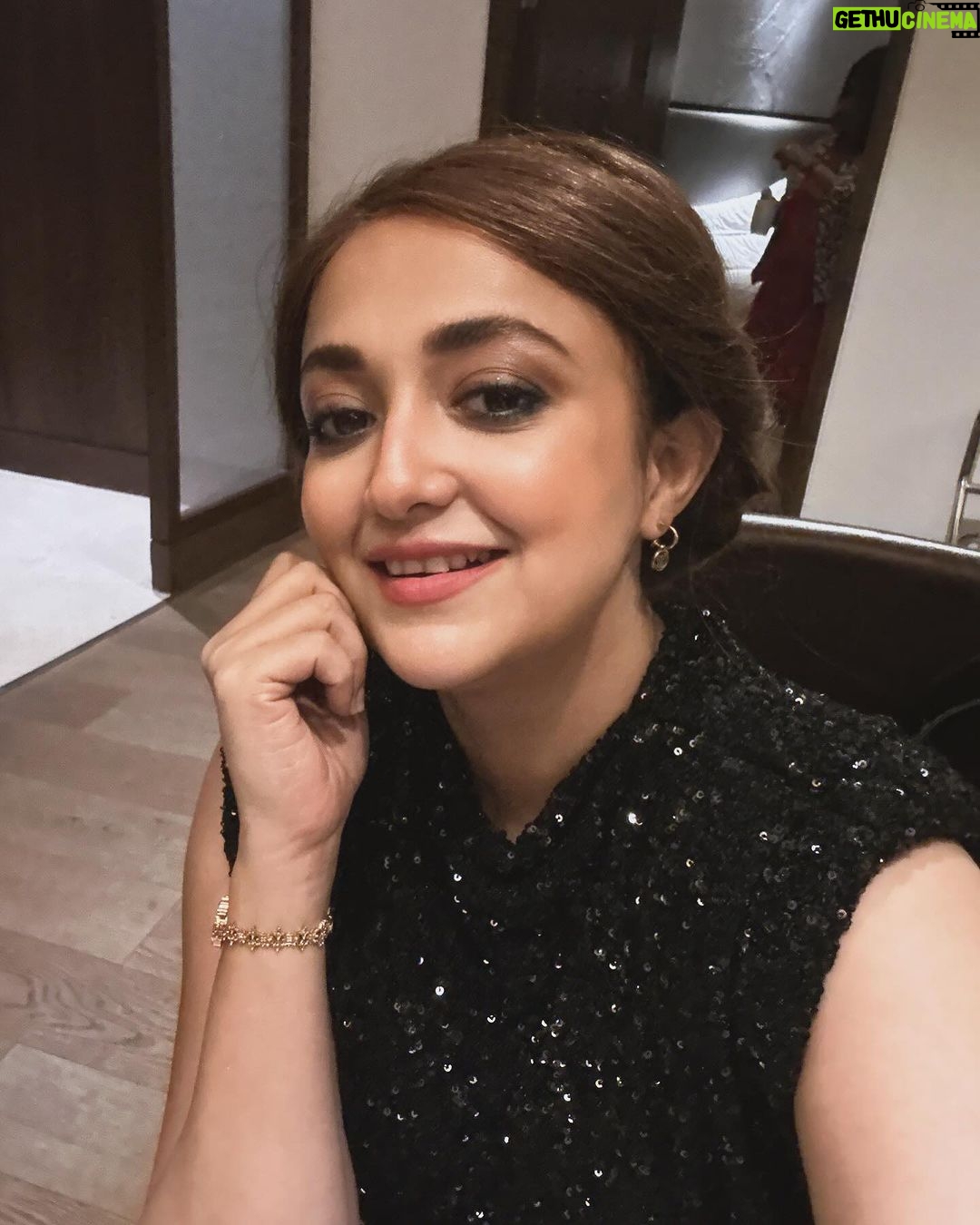 Monali Thakur Instagram - Celebrating a working NYE πππ₯³π₯°πΈπΎπ€π.. . . . #monali #monalithakur #newyearseve #2024 #kicked #excited #lookingforward #love #only . πΈ by @hrishidatar (first two)