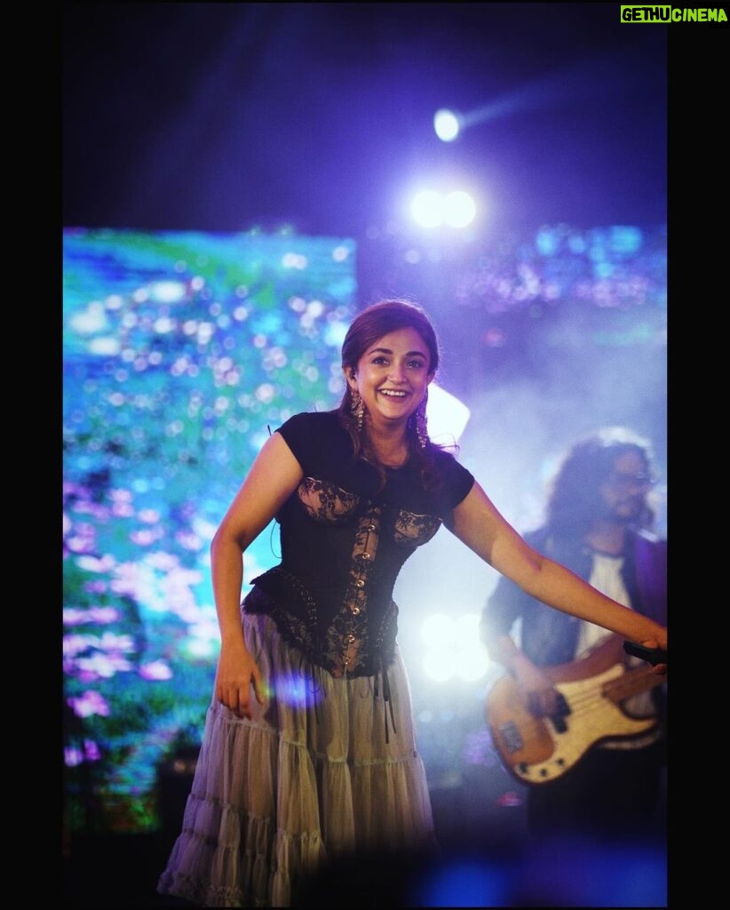 Monali Thakur Instagram - The paradox is in the midst of hundreds of thousands of you on stage is where I feel at ease the most and not conscious about what anyone’s gonna think of me if I do something.. crazy as it may sound! I feel free from all the human mind games.. I feel safe and my real self.. it might not make sense to many.. but it makes the most sense to me..🤍.. . . #monali #monalithakur #performingarts #music #entertainment #nirvana #happiness #grateful