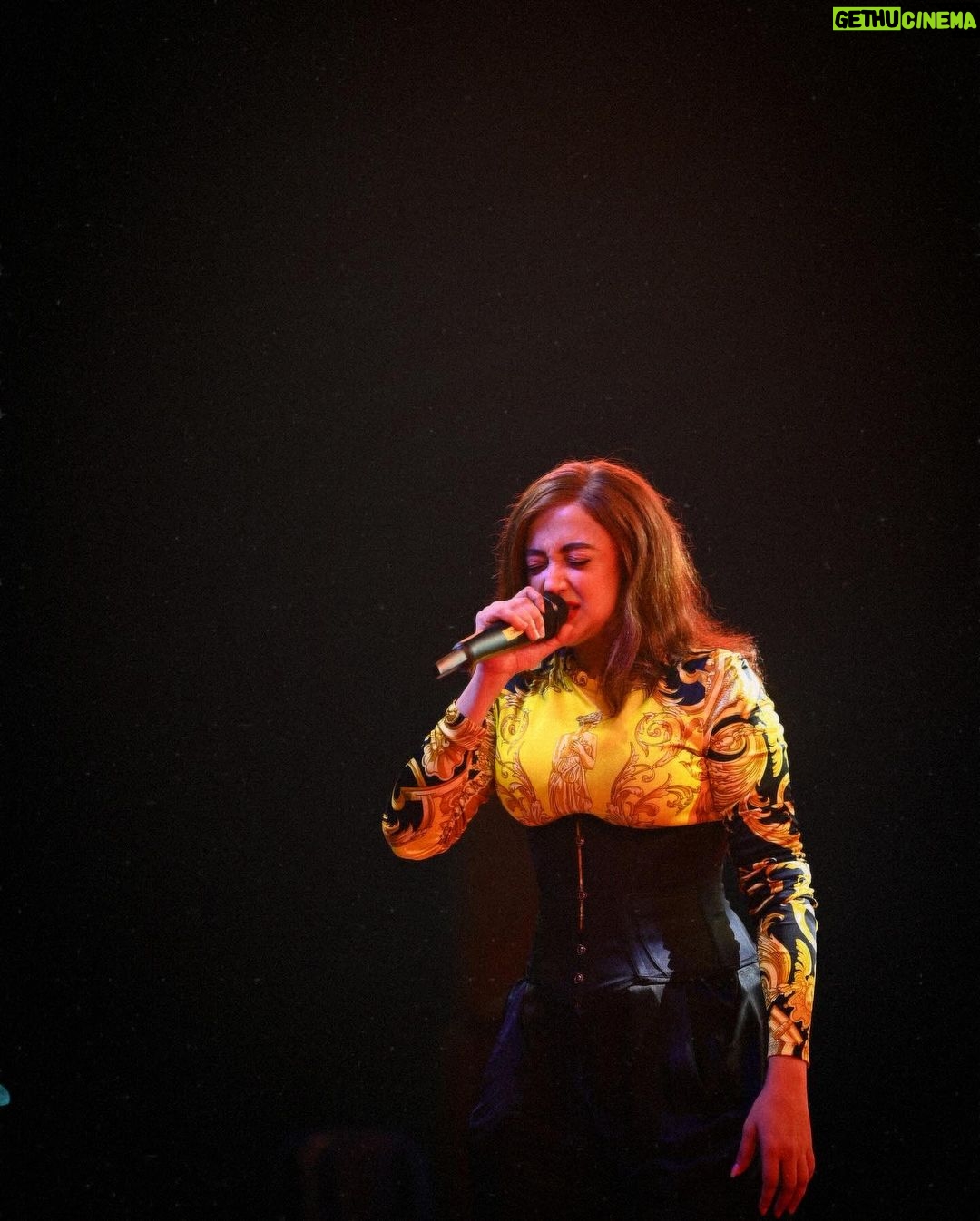 Monali Thakur Instagram - Hola!! More 🧡.. . . #monali #monalithakur #monalilive #indiadiaries #versace #agentprovocateur #corset #love #celebrating #life #mind #soul #music #emotions