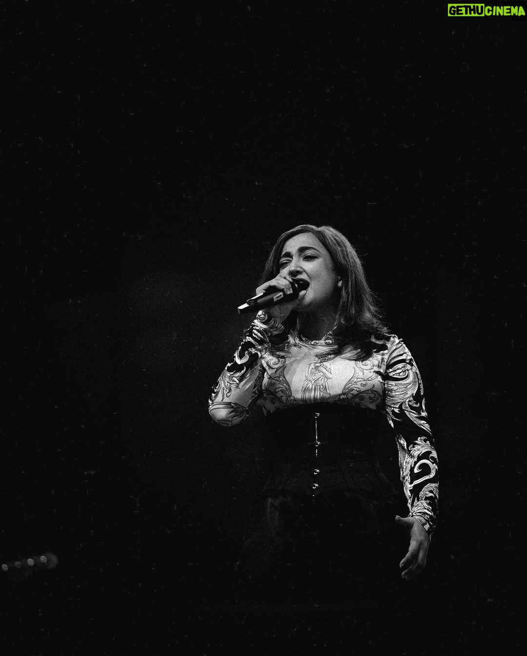 Monali Thakur Instagram - Hola!! More 🧡.. . . #monali #monalithakur #monalilive #indiadiaries #versace #agentprovocateur #corset #love #celebrating #life #mind #soul #music #emotions