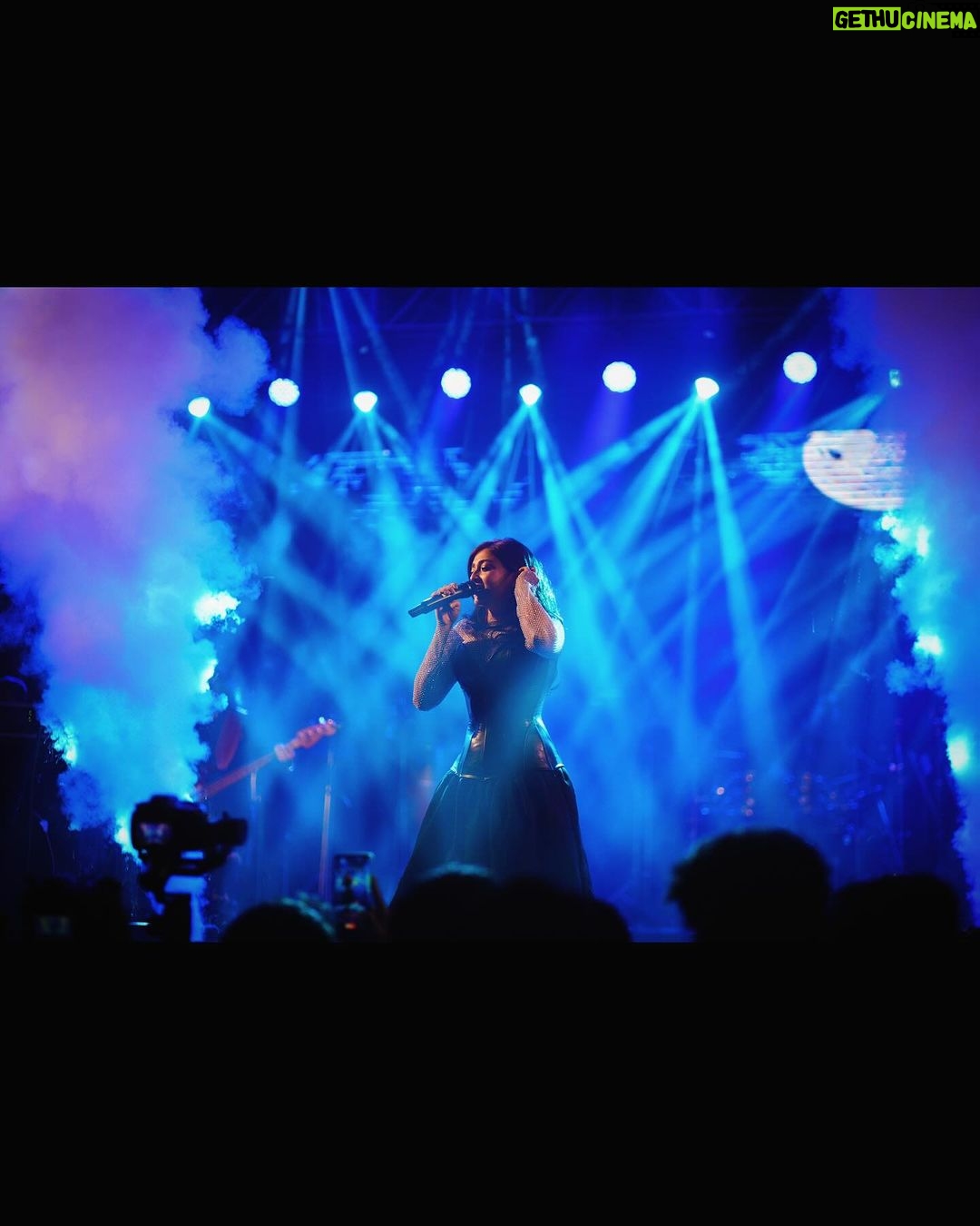 Monali Thakur Instagram - 💙.. . . #monali #monalithakur #photodump #my #festiveseason #2023 #focused #determined #motivated #cantwaittomeetyou #2024