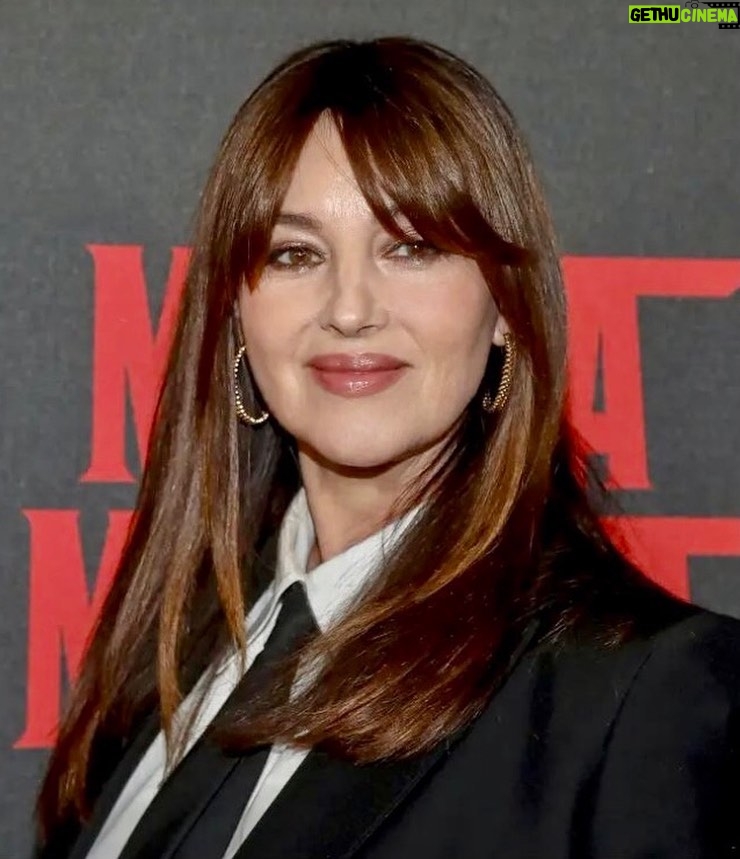 Monica Bellucci Instagram - ❤️in New York, At the Premiere of Mafia Mamma Movie @mafiamammamovie @bleeckerstfilms Tomorrow, the movie in theaters nationwide in America @toni_collette_official Director @catherinehardwicke Outfit @maisonvalentino Earrings @cartier Stylist @pablo_patane Mua @letiziacarnevale Hair @vpignataro #monicabellucci#mafiamammamovie#tonicolette#catherinehardwicke#ourfit#valentino#earrings#clashdecartier#cartier#newyork