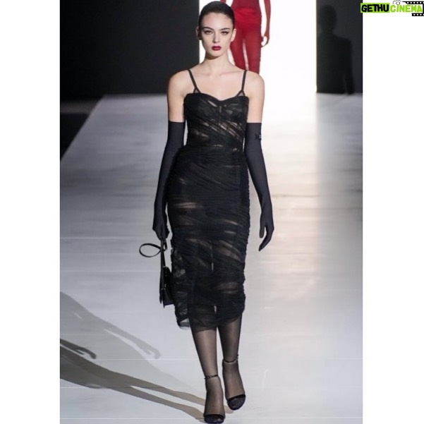 Monica Bellucci Instagram - ❤️Deva @d.casseluxxi @dolcegabbana fashion show in Milano #devacassel#dgfw2023#dolcegabbana#fashionweek#milano#italy#blackdress