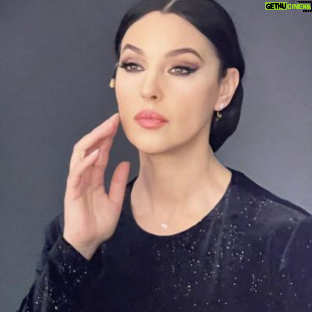 Monica Bellucci Instagram - ❤️ Behind the scene, getting ready before the stage at the theater in Istanbul two days ago for “Maria Callas: Letters & Memoirs” Director and Photo by @tomvolf and tonight in London at the theater #hermajestystheatre @piuent Makeup @letiziacarnevale Earrings @cartier #monicabellucci#behindthescene#makeup#mariacallas#lettersandmemoirs#director#photography#tomvolf#tonight#london