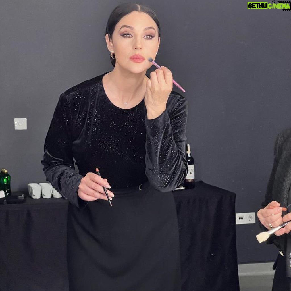 Monica Bellucci Instagram - ❤️ Behind the scene, getting ready before the stage at the theater in Istanbul two days ago for “Maria Callas: Letters & Memoirs” Director and Photo by @tomvolf and tonight in London at the theater #hermajestystheatre @piuent Makeup @letiziacarnevale Earrings @cartier #monicabellucci#behindthescene#makeup#mariacallas#lettersandmemoirs#director#photography#tomvolf#tonight#london