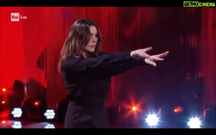 Monica Bellucci Instagram - ❤️Tango last Saturday Night for @ballandoconlestelle @milly_carlucci Dancing With @simone_di_pasquale @rai1official #monicabellucci#ballandoconlestelle#tango#dancing#rai1#simonedipasquale#моникабеллуччи