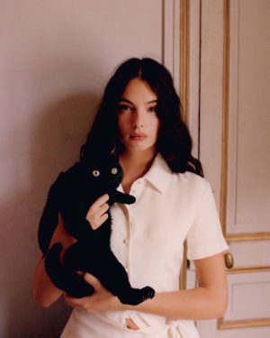 Monica Bellucci Instagram - ❤️Deva and her cat Eva 😻 @d.casseluxxi 
For @glamourspain @mapi 
Photo by @pepelobez 
Dressed by @dior 
Image Agent @karinmodels_official 

#devacassel#catlover #coverstory#glamour#españa#photooftheday#pepelobez#chat#monicabellucci#gato#cat#animallover#dress#dior#jadore