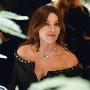 Monica Bellucci Instagram - ❤️At the Dîner  @cartier 
 At the « Musée des Arts décoratifs » in Paris @mad at the occasion of the exhibition Cartier and the Islamic Art.
Photo @paul_blind 
Dressed @chanel 
Hair @johnnollet 
Mua @letiziacarnevale 
Image Agent @karinmodels_official 

#monicabellucci#cartier#cartierjewelry#museum#museedesartsdecoratifs#paris#jacket#chanel#necklace#
Моникабеллуччи