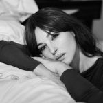 Monica Bellucci Instagram - ❤️Monday and Time to start the day of work. Enjoy your week 🌹 Photo by @riccardotinelliofficial Hair @johnnollet Mua @letiziacarnevale #monicabellucci#mondaymorning#bnw#photographer#riccardotinelli#still#asleep#inbed#artofvisuals#моникабеллуччи#моника#noiretblanc