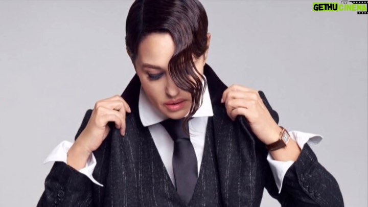 Monica Bellucci Instagram - ❤️Spring is arriving soon, enjoy your day. Music “Fly Me to the Moon” by Astrud Giberto Photos @thiemosander Jewelry @cartier Styled by @barbarabaumel Hair @johnnollet Mua @letiziacarnevale Image Agent @karinmodels_official #monicabellucci#video#photo#thiemosander#jewelry#cartier#imageagent#karinmodels#моникабеллуччи