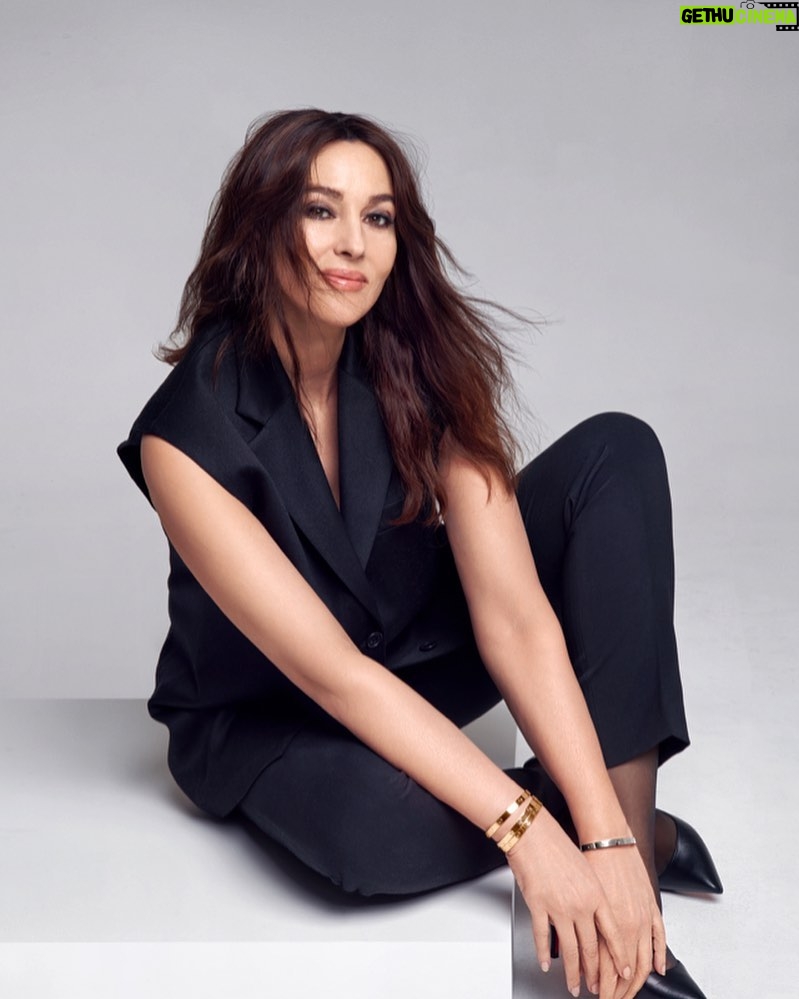 Monica Bellucci Instagram - ❤️ Photo @thiemosander for Cartier 2021 @cartier stylist @barbarabaumel Hair @johnnollet Mua @letiziacarnevale Outfit @stellamccartney Shoes @louboutinworld Image Agent @karinmodels_official #monicabellucci#cartier#bracelet#photooftheday#thiemosanders#outfit#stellamccartney#shoes#louboutin#моникабеллуччи#cartierlove Paris, France
