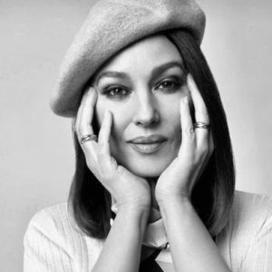 Monica Bellucci Instagram - ❤️Close up by Thiemo Sander @thiemosander for @cartier 2021 
Hair @johnnollet
Mua @letiziacarnevale 
Stylist @barbarabaumel 
Sweater @ralphlauren 
French beret @laulhere_france 
Image Agent @karinmodels_official 

#monicabellucci#closeup#portrait#cartier#cartierring#photooftheday#thiemosander#sweater#ralphlauren#моникабелуччи
