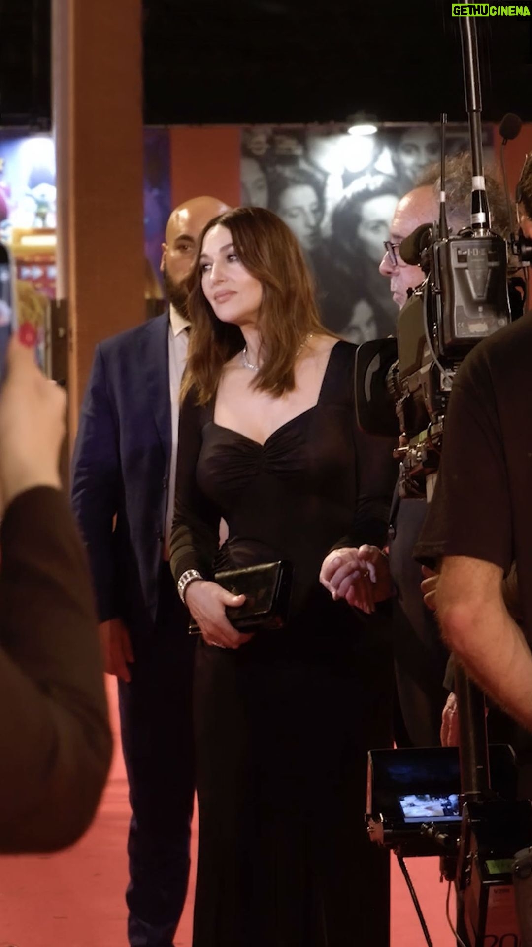 Monica Bellucci Instagram - Durante la Festa del Cinema di Roma, Monica Bellucci (@monicabellucciofficiel) si è preparata con noi per il red carpet del film “Maria Callas: Lettere e Memorie”. Ci ha raccontato del legame speciale con la Callas e il vestito @ysl che indossava, legato al famoso soprano che ha interpretato. Scopri di più sulla sua apparizione sul tappeto rosso, insieme al compagno Tim Burton, al link in bio. #GettingReadyWith Credits: Director: @br1palma Creative Producer: @iacopocaravaggi Editor: @accursio_ph Sound: Salvatore Tagliavia Hairstylist: @johnnollet Makeup Artist: @letiziacarnevale Stylist: @barbarabaumel Producer: @deannabu Production Manager: @tatianaconter Production Coordinator: @sofiasetti_ Senior Entertainment Editor, TTG: @daniravaglia With Special Thanks to: @hoteledenrome