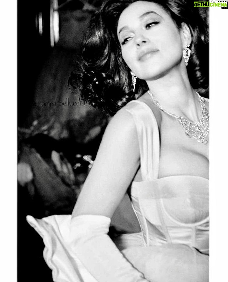 Monica Bellucci Instagram - ❤️Almost Week-end, enjoy it. Capture by @ellenvonunwerth for @sorbetmag Styled by @pablo_patane Jewelry @cartier Hair @johnnollet Mua @letiziacarnevale Image Agent @karinmodels_official Production @j.marcc #monicabellucci#coverstory#sorbet#magazine#bnw#photo#ellenvonunwerth#jewelry#cartier#cartierdiamonds#моникабелуччи#imageagent#karinmodels