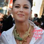 Monica Bellucci Instagram - ❤️Happy and Healthy New Year to all 🌹 Buon Anno a tutti 🌹 Bonne Année à tous 🌹 Hair @johnnollet Mua @letiziacarnevale Necklace @cartier #monicabellucci#toall#happynewyear#healthyyear#felizanonovo#bonneannée#necklace#cartier#cartierdiamonds#karinmodels#моникабелуччи