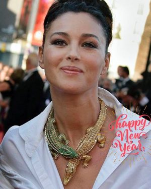Monica Bellucci Instagram - ❤️Happy and Healthy New Year to all 🌹
Buon Anno a tutti 🌹
Bonne Année à tous 🌹
Hair @johnnollet 
Mua @letiziacarnevale 
Necklace @cartier

#monicabellucci#toall#happynewyear#healthyyear#felizanonovo#bonneannée#necklace#cartier#cartierdiamonds#karinmodels#моникабелуччи