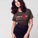 Monica Bellucci Instagram - #Repost @corrilavita ・・・ ✨ Sì, è proprio lei, @monicabellucciofficiel la super testimonial della nostra iniziativa di #Natale! ✨ Monica ha indossato una delle 10.000 magliette 2020 che abbiamo regalato al personale medico, paramedico e a tutte le pazienti dei 14 “Centri di Senologia di Qualità” coordinati dal progetto #Senonetwork in ben 9 regioni italiane ed esattamente a Bologna, Bolzano, Milano, Misterbianco (CT), Ortona (CH), Pavia, Pisa, Rimini, Roma, Rozzano (MI), Trieste, Legnano, Verona. In questo momento difficile è fondamentale non smettere di lottare contro il tumore al seno: per unirti alla nostra battaglia a Natale, fai come noi, regala la maglietta di CORRI LA VITA! Grazie alla collaborazione con @boxofficetoscana e #BRTCorriereEspresso fino al 31 dicembre è possibile ordinarla sul nostro sito con una donazione minima di 10 euro ed un piccolo contributo per le spese di spedizione: (link in bio) . . . @torrigiani @ferragamo #nataleconcorrilavita #monicabellucci #donareèpartecipare #ferragamo #corrilavita #corrilavita2020 #women #donate #corrilavita #florence #solidarity #charity #fightcancer #fightbreastcancer #breastcancer #tumoreseno #firenze #natale #natale2020 #tumorealseno
